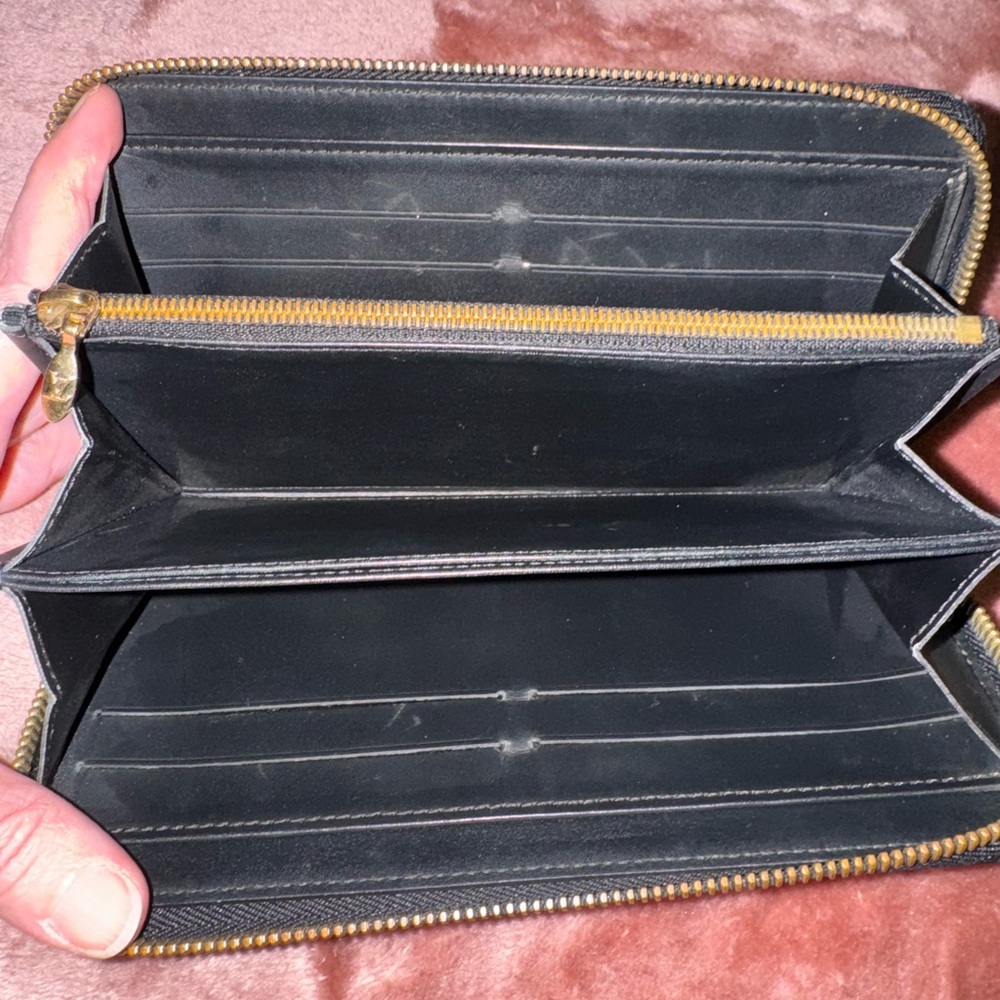 Authentic Louis Vuitton Vernis Cream Zippy Wallet Elegant Design - Picture 5 of 6